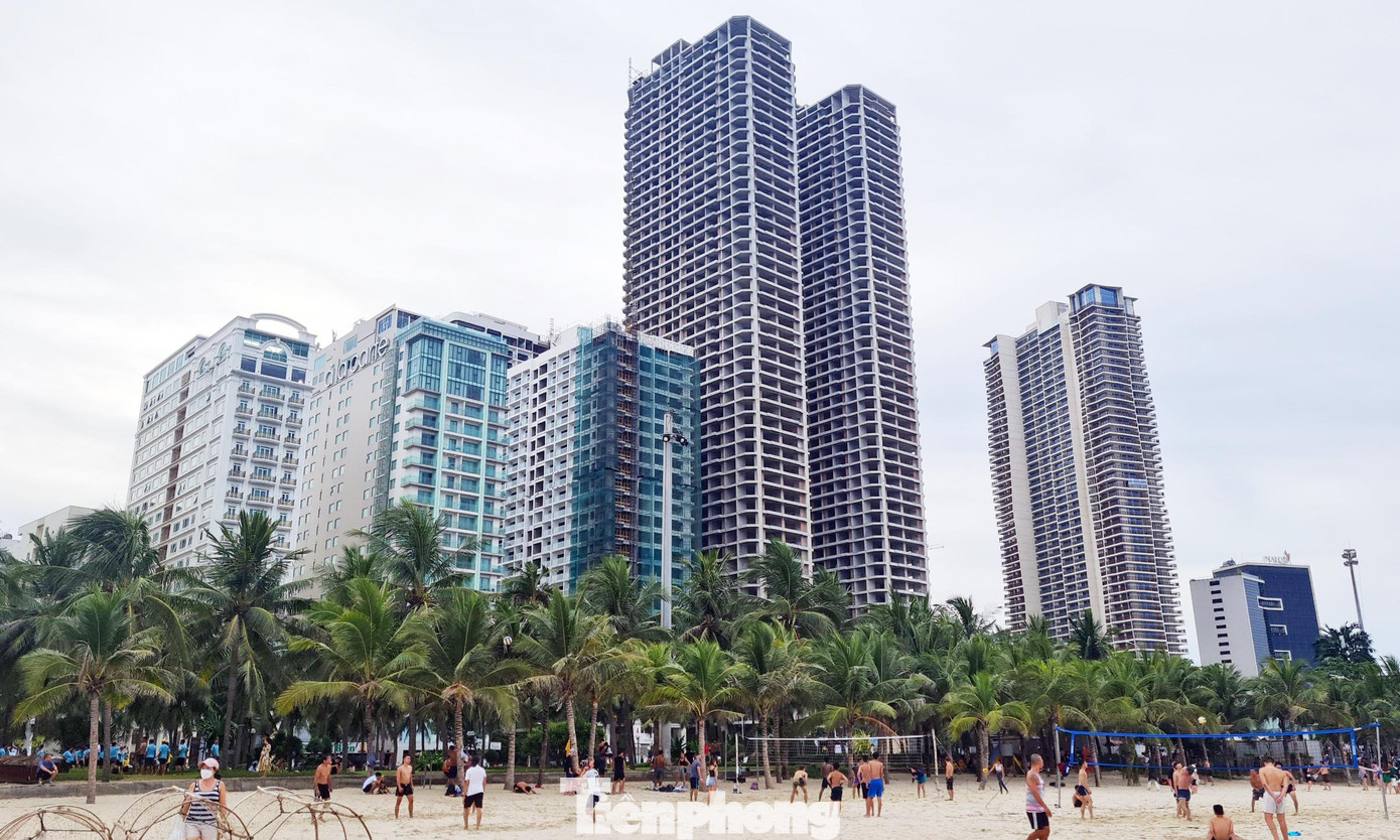 Hàng loạt dự án Condotel "mọc" ồ ạt trên đường Võ Nguyễn Giáp, chắn mặt biển ở Đà Nẵng. Ảnh: Ninh Phan. Hàng loạt dự án Condotel "mọc" ồ ạt trên đường Võ Nguyễn Giáp, chắn mặt biển ở Đà Nẵng. Ảnh: Ninh Phan.