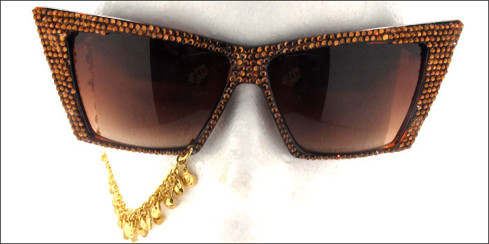 Kính chuồn đính đá quý màu vàng có giá 280 đô la Mỹ Kính mắt màu xám ghi với viền hoa nhựa tinh tế sang trọng có giá 400 đô la Mỹ Kính không số viền đá pha lê đen có giá 280 đô la Mỹ Kính mắt với viền xéo và dây đeo vàng đín lục lặc có giá 300 đô la Mỹ Kính mắt mèo với thiết kế tinh xảo và sang trọng có giá bán 270 đô la Mỹ Chiếc kính này có giá 280 đô la Mỹ Mẫu kính dành cho các ngôi sao với hình vương miện trên gọng được bán với giá 290$ Bạn cần chi 320 usd cho chiếc kính mắt mèo đính ngọc trai sáng loáng này 350 usd là giá cho chiếc kính "trăng sao" ngộ nghĩnh màu đen Những viên pha lê lớn khiến chiếc kính mắt mèo có giá tới 370 usd Kính dành cho các tín đồ thời trang rock-chic với những chiếc đầu lâu độc đáo mang tên Big Cartel có giá 350 usd Chiếc kính tên gọi Bleach có giá 250 usd Mẫu Bootsy_white có giá bán 275 usd Kính Ellington_black được bán với giá 250 usd Kính gọng đính hạt vàng có giá 800 usd Chiếc Lux_black này bạn cần chi 250 usd nếu muốn có nó Một thiết kế hoàn hảo mang têb Phillips_pastel, nó có giá 250 usd Chiếc Rockstar_gold được bán với giá 250 usd