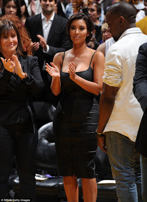 Kết thúc trận đấu Kim vui vẻ cùng bồ ra về. Kết thúc trận đấu Kim vui vẻ cùng bồ ra về