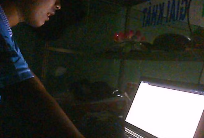 2. Hiệp, một người làm ở lò cá độ ông Út, truy cập máy tính để chuyển thông tin cá độ