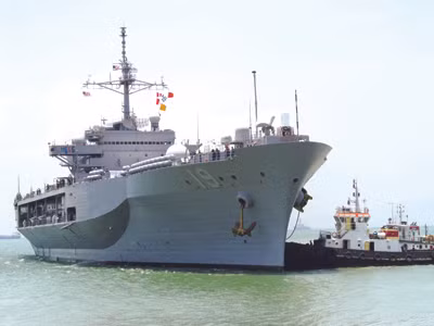 Chiến hạm chỉ huy hạm đội 7 USS Blue Ridge . Chiến hạm chỉ huy hạm đội 7 USS Blue Ridge