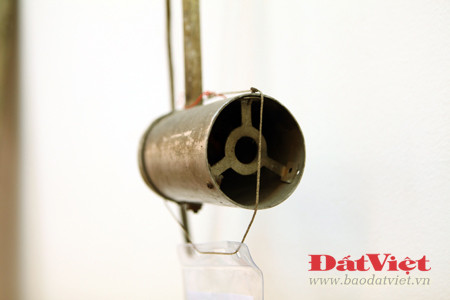 Phần hộp cộng hưởng âm của chiếc đàn nhị, làm từ thiết bị quân sự (không rõ loại). Theo nhà báo Nguyễn Ngọc Tiến, chiếc nhị có chất lượng âm thanh tốt, từng tham gia trong quá trình thực hiện bộ phim 