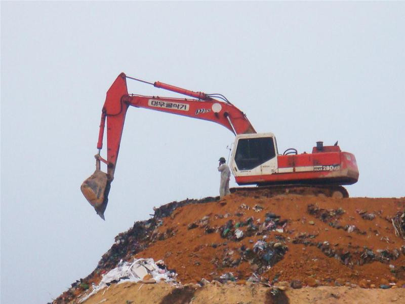 Rác đưa về khu xử lý rác Nam Sơn, Hà Nội, chất thành núi (ảnh chụp ngày 5-1) và khu này phải đóng cửa sớm hơn so với kế hoạch ban đầu.