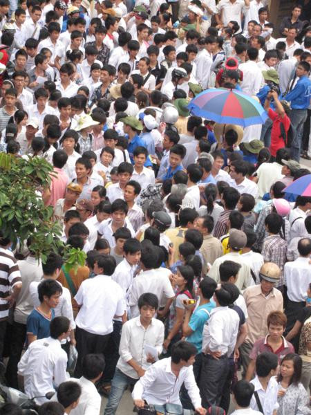 Khu vực trước cổng trường ĐH Giao thông Vận tải ùn tắc nghiêm trọng do lượng thí sinh đổ ra đông, nhiều phương tiện qua lại khu vực này.