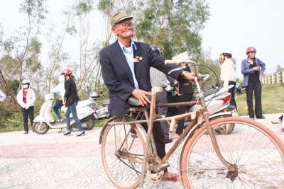  Một thương binh bùi ngùi chờ linh cửu Đại tướng Võ Nguyên Giáp tại cổng sân bay