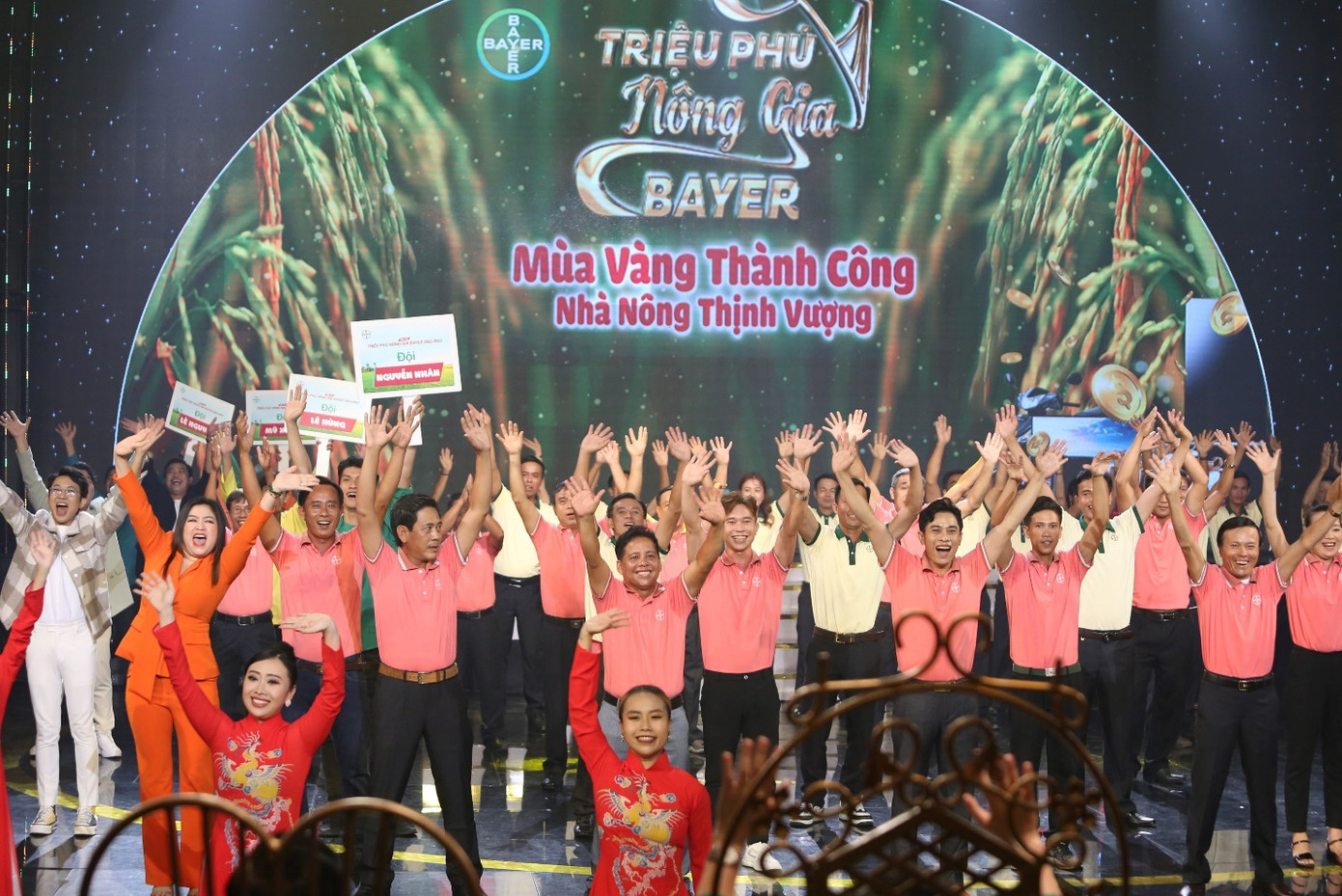 Vượt qua vòng khi Sơ khảo và Bán kết, 8 đội thi hào hứng tham gia các sân chơi lý thú tại đêm Chung kết xếp hạng tối 12/5. Vượt qua vòng khi Sơ khảo và Bán kết, 8 đội thi hào hứng tham gia các sân chơi lý thú tại đêm Chung kết xếp hạng tối 12/5.