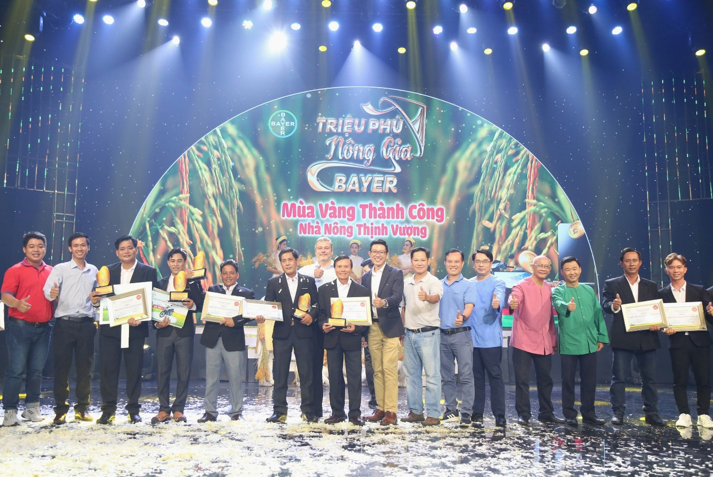 Lãnh đạo Công ty Bayer và các nghệ sĩ chúc mừng các đội thi Lãnh đạo Công ty Bayer và các nghệ sĩ chúc mừng các đội thi