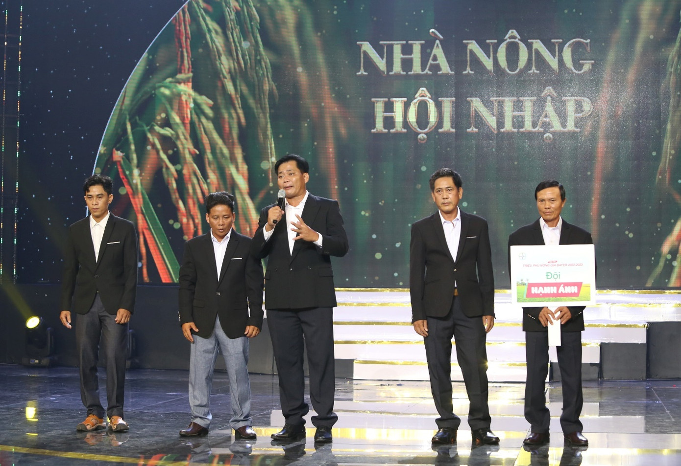 Các đội thi thể hiện kỹ năng thuyết trình và vấn đáp trong phần thi quyết định "Nhà nông Hội nhập" Các đội thi thể hiện kỹ năng thuyết trình và vấn đáp trong phần thi quyết định "Nhà nông Hội nhập"