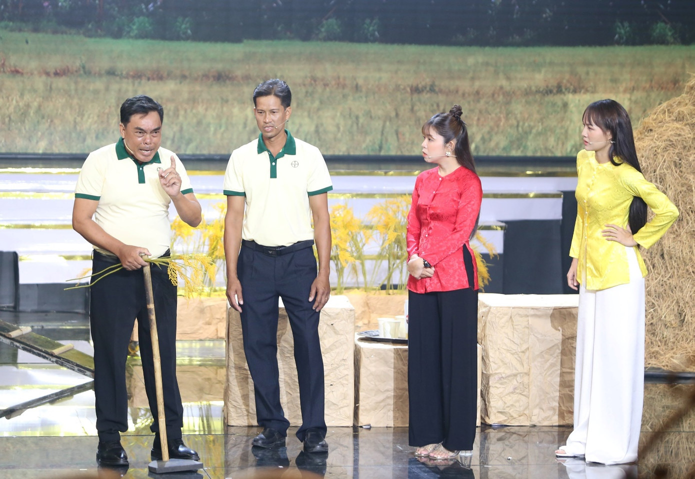 Với sự hỗ trợ của các nghệ sĩ, các nông gia 4.0 cũng bộc lộ những giây phút đầy chất nghệ sĩ với những "tài lẻ" như thơ ca, tấu hài... Với sự hỗ trợ của các nghệ sĩ, các nông gia 4.0 cũng bộc lộ những giây phút đầy chất nghệ sĩ với những "tài lẻ" như thơ ca, tấu hài...