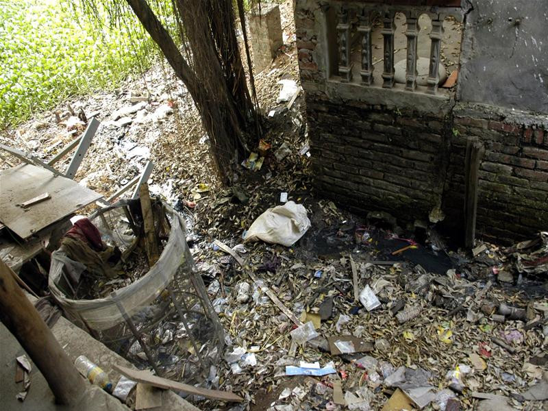 Con kên Ngòi chảy qua địa phận xã Hữu Bằng (Thạch Thất, Hà Tây) - nơi đang bùng phát dịch tiêu chảy cấp - đã bị ô nhiễm nặng. Ảnh : Phạm Yên