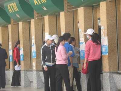 20 máy ATM tại khu chế xuất Tân Thuận (TPHCM) thường đông người mỗi chiều tan ca. Ảnh: Lê Nguyễn