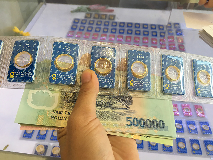 Khoảng cách mua vào, bán ra của vàng nhẫn SJC chênh 1 triệu đồng/lượng. Khoảng cách mua vào, bán ra của vàng nhẫn SJC chênh 1 triệu đồng/lượng.