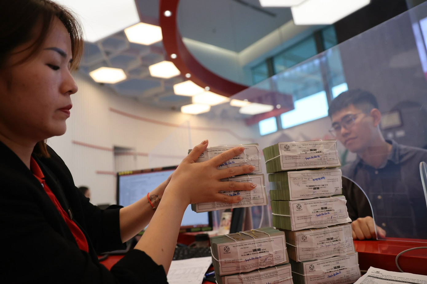 Ngân hàng đua nhau giảm lãi suất thấp cho khách hàng vay trả nợ ngân hàng khác (ảnh: Như Ý). Ngân hàng đua nhau giảm lãi suất thấp cho khách hàng vay trả nợ ngân hàng khác (ảnh: Như Ý).