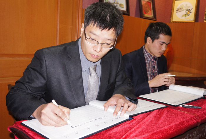 Chủ tịch Hội người Việt và Chủ tịch Hội sinh viên Việt tại Hàn Quốc chia sẻ lòng tiếc thương trong sổ tang. Ảnh: T.Đ