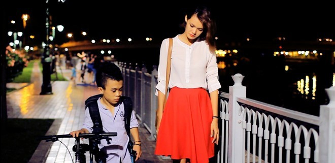 Clip được nhạc sĩ Liêu Hưng viết dành tặng riêng cho cặp đôi này. Đạo diễn Ngô Minh Anh và ê kip thực hiện là những người bạn thân thiết của Kaydy Trần và Lê Thanh Thảo . Clip được nhạc sĩ Liêu Hưng viết dành tặng riêng cho cặp đôi này. Đạo diễn Ngô Minh Anh và ê kip thực hiện là những người bạn thân thiết của Kaydy Trần và Lê Thanh Thảo