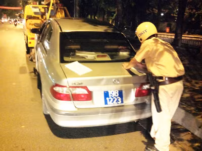 Chiếc ô tô vi phạm bị lực lượng chức năng lập biên bản