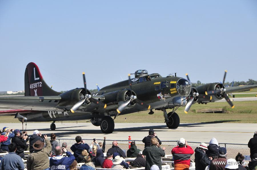 Chiếc phi cơ này đã sẵn sàng biểu diễn . Chiếc phi cơ này đã sẵn sàng biểu diễn