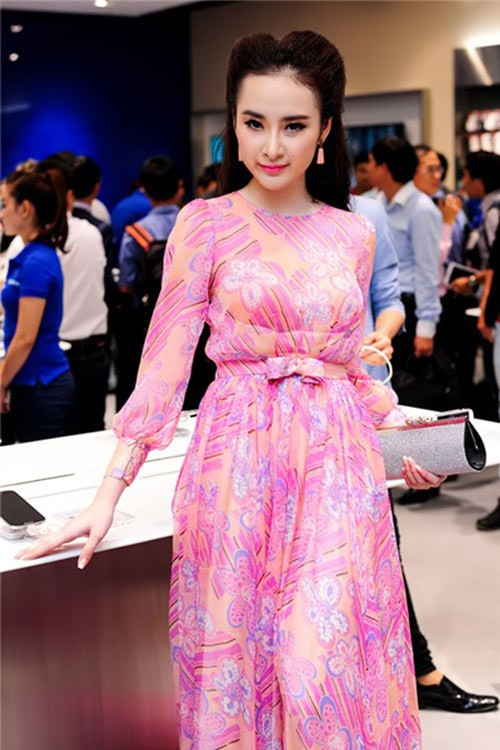 Angela Phương Trinh vốn là một diễn viên nhí đầy tài năng của showbiz. Bài viết: http://news.zing.vn/Nhung-gai-hu-Vbiz-tro-lai-vai-ngoan-hien-post363861.html#category_featured.noibat Nguồn Zing News 