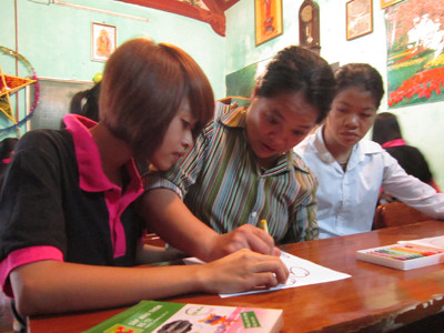 Từ phải sang: Học sinh Trần Thị Khuê (20 tuổi) và Trần Thị Phượng (26 tuổi) đang tập viết chữ. Ảnh: Nguyễn Hoài. Từ phải sang: Học sinh Trần Thị Khuê (20 tuổi) và Trần Thị Phượng (26 tuổi) đang tập viết chữ. Ảnh: Nguyễn Hoài