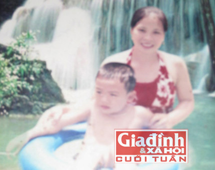 Chị Mậu cùng với con trai của mình thời mái tóc còn chưa bị kết dính lại. Ảnh: T.G