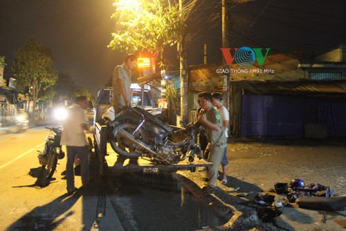 Hai phương tiện được di dời khỏi hiện trường