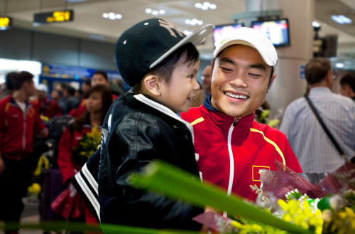 Vận động viên Phạm Quốc Khánh - HC vàng nam côn nam - vui sướng khi gặp lại cậu con trai nhỏ. Vận động viên Phạm Quốc Khánh - HC vàng nam côn nam - vui sướng khi gặp lại cậu con trai nhỏ