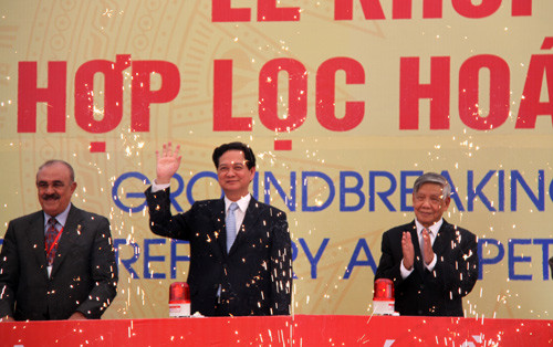 Thủ tướng Nguyễn Tấn Dũng, Nguyên Tổng Bí thư Lê Khả Phiêu phát lệnh khởi công dự án. Ảnh: Hà Nhân Thủ tướng Nguyễn Tấn Dũng, Nguyên Tổng Bí thư Lê Khả Phiêu phát lệnh khởi công dự án