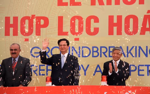 Thủ tướng Nguyễn Tấn Dũng, Nguyên Tổng Bí thư Lê Khả Phiêu phát lệnh khởi công dự án. Ảnh: Hà Nhân Thủ tướng Nguyễn Tấn Dũng, Nguyên Tổng Bí thư Lê Khả Phiêu phát lệnh khởi công dự án