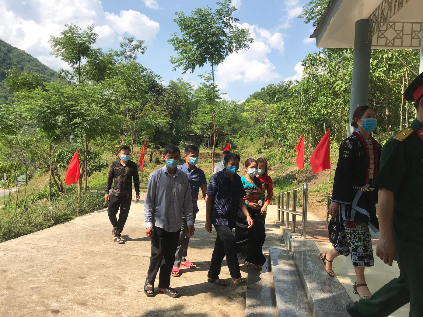 Cử tri đến điểm bỏ phiếu đã được thông báo, hướng dẫn trước đó Cử tri đến điểm bỏ phiếu đã được thông báo, hướng dẫn trước đó