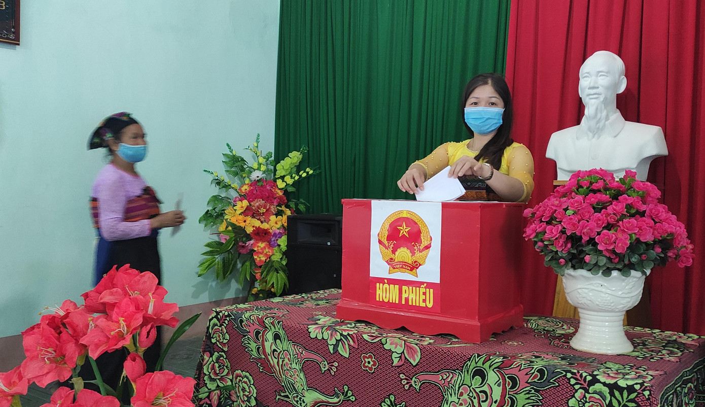 Đồng bào Thái ở thị trấn Quan Hoá đi bỏ phiếu Đồng bào Thái ở thị trấn Quan Hoá đi bỏ phiếu