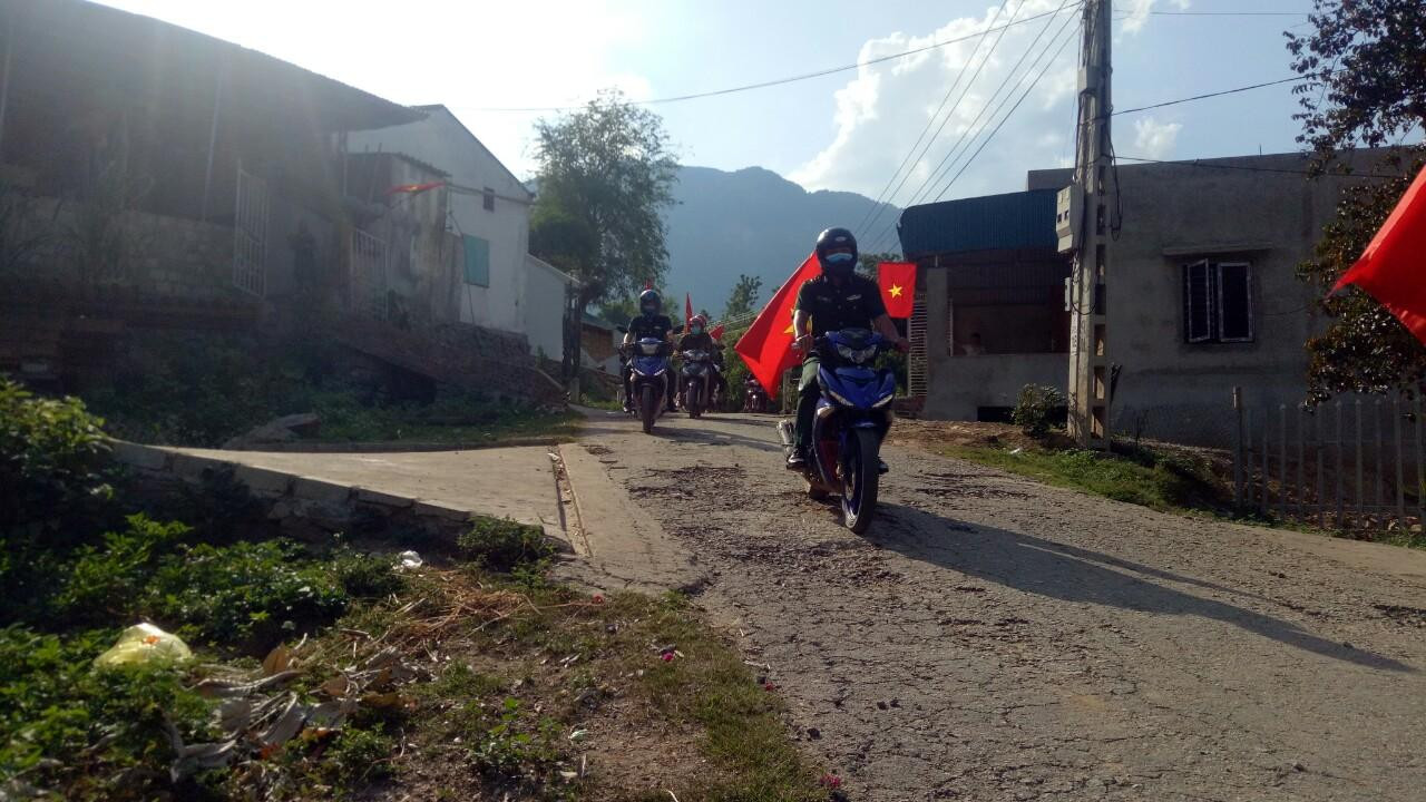 Đội tuyên truyền đến từng hộ dân để tuyên truyền phòng chống dịch COVID-19 và các nội dung cuộc bầu cử Đại biểu Quốc hội khóa XV và đại biểu HĐND các cấp nhiệm kỳ 2021 -2026.