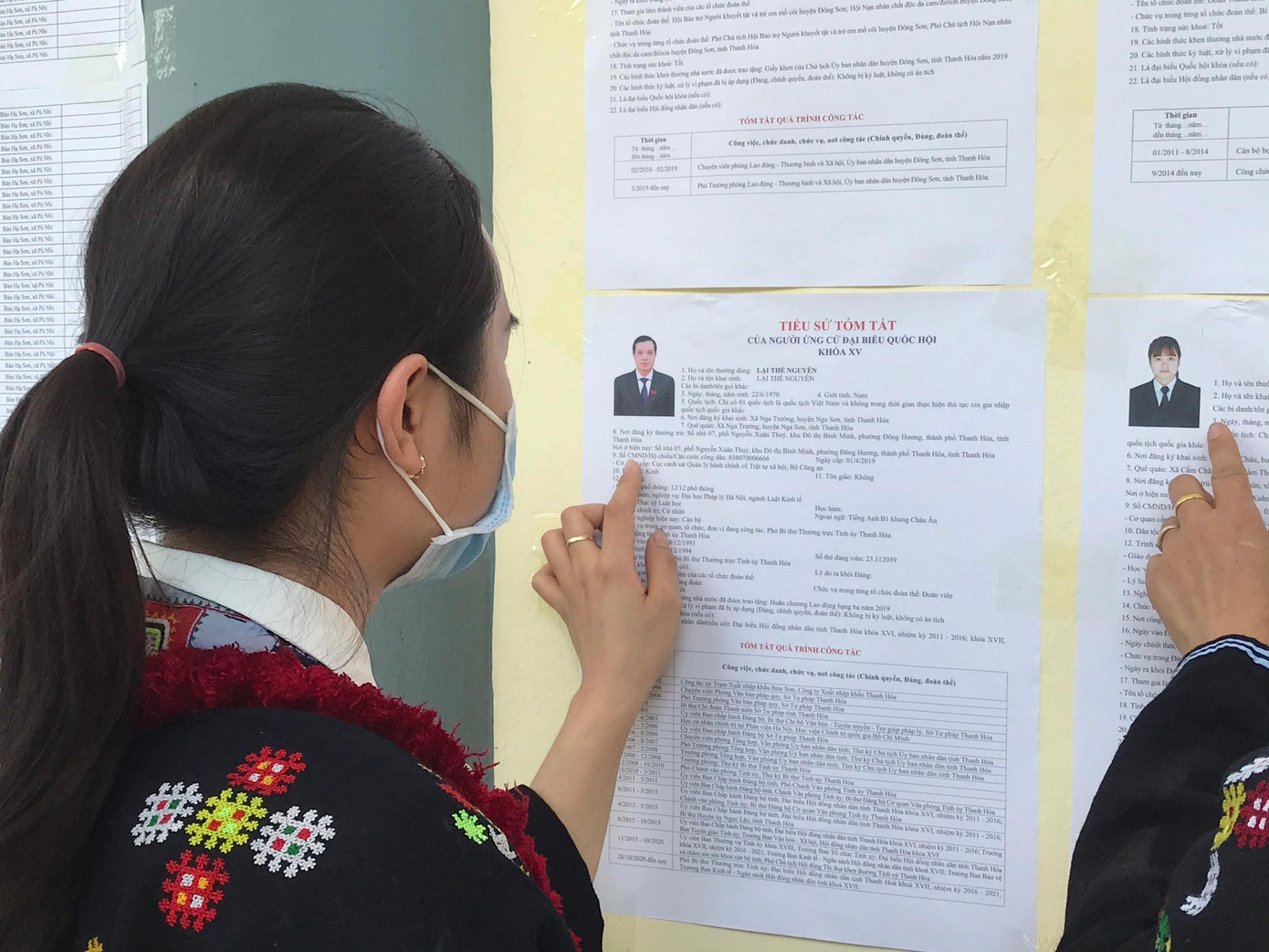 Cử tri tìm hiểu tiểu sử của đại biểu để bỏ phiếu Cử tri tìm hiểu tiểu sử của đại biểu để bỏ phiếu