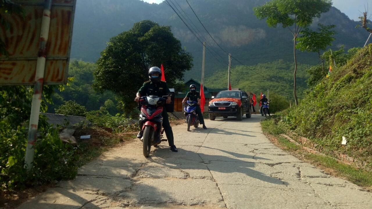 Các đơn vị đã thành lập đội tuyên truyền lưu động gồm 12 đồng chí do đồng chí Chính trị viên phó đồn Biên phòng Tam Chung làm đội trưởng, đồng chí phó chủ tịch UBND xã làm tổ phó tổ chức tuyên truyền tại 8/8 bản trên địa bàn toàn xã. Thời gian liên tục 2 buổi/ ngày, nội dung được dịch ra 3 thứ tiếng gồm Kinh, Thái và tiếng Mông.