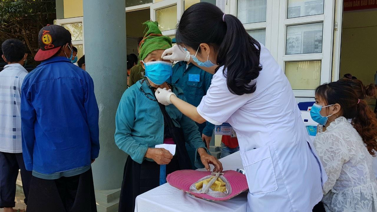 Lực lượng chức năng kiểm tra y tế cho cử tri trước khi vào khu vực bỏ phiếu Lực lượng chức năng kiểm tra y tế cho cử tri trước khi vào khu vực bỏ phiếu