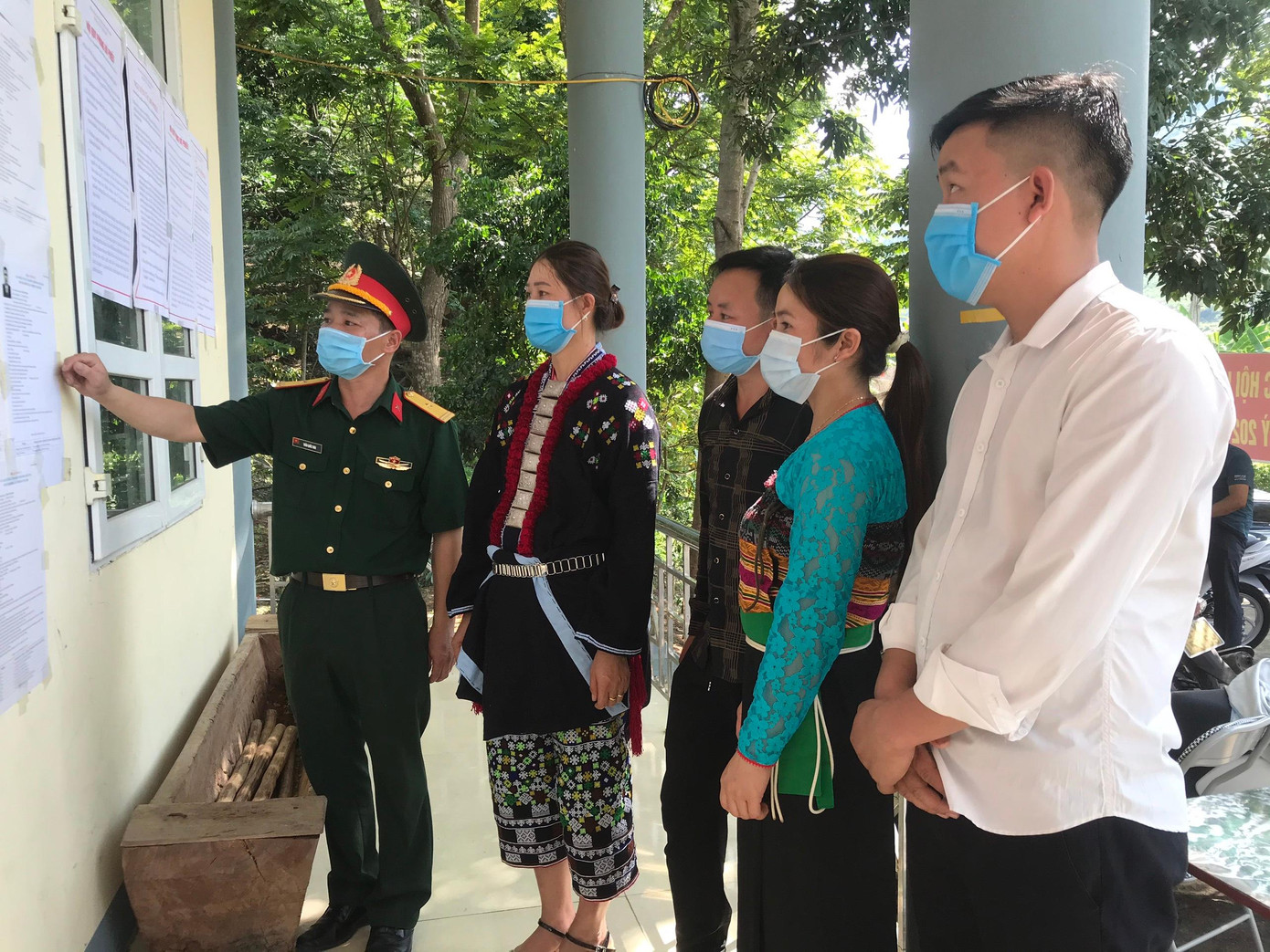 Các cử tri tìm hiểu quy trình trước khi bỏ phiếu Các cử tri tìm hiểu quy trình trước khi bỏ phiếu