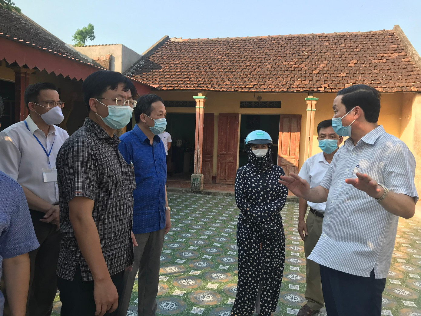 Chủ tịch UBND tỉnh Thanh Hoá (bên phải) chỉ đạo khoanh vùng, truy vết, cách ly... tại huyện Thiệu Hoá sau khi xuất hiện ca mắc COVID-19 mới (BN 5046)