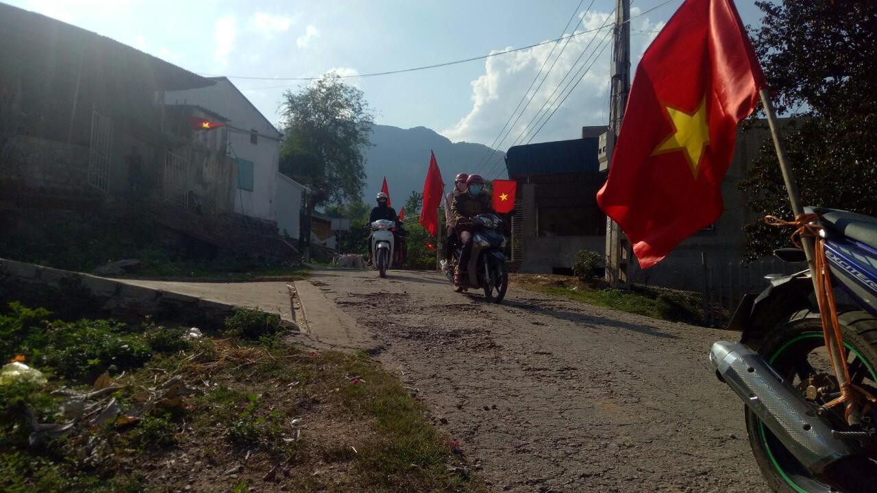 Từ ngày 17/5, Đồn Biên phòng Tam Chung (huyện Mường Lát, Thanh Hoá) phối hợp với UBND xã Tam Chung đã tổ chức phát động phong trào toàn dân tham gia phòng chống dịch COVID-19 và xuất nhập cảnh trái phép ở khu vực biên giới, kết hợp với nhiệm vụ tuyên truyền về mục đích ý nghĩa của cuộc bầu cử Đại biểu Quốc hội khóa XV và đại biểu HĐND các cấp nhiệm kỳ 2021 -2026.