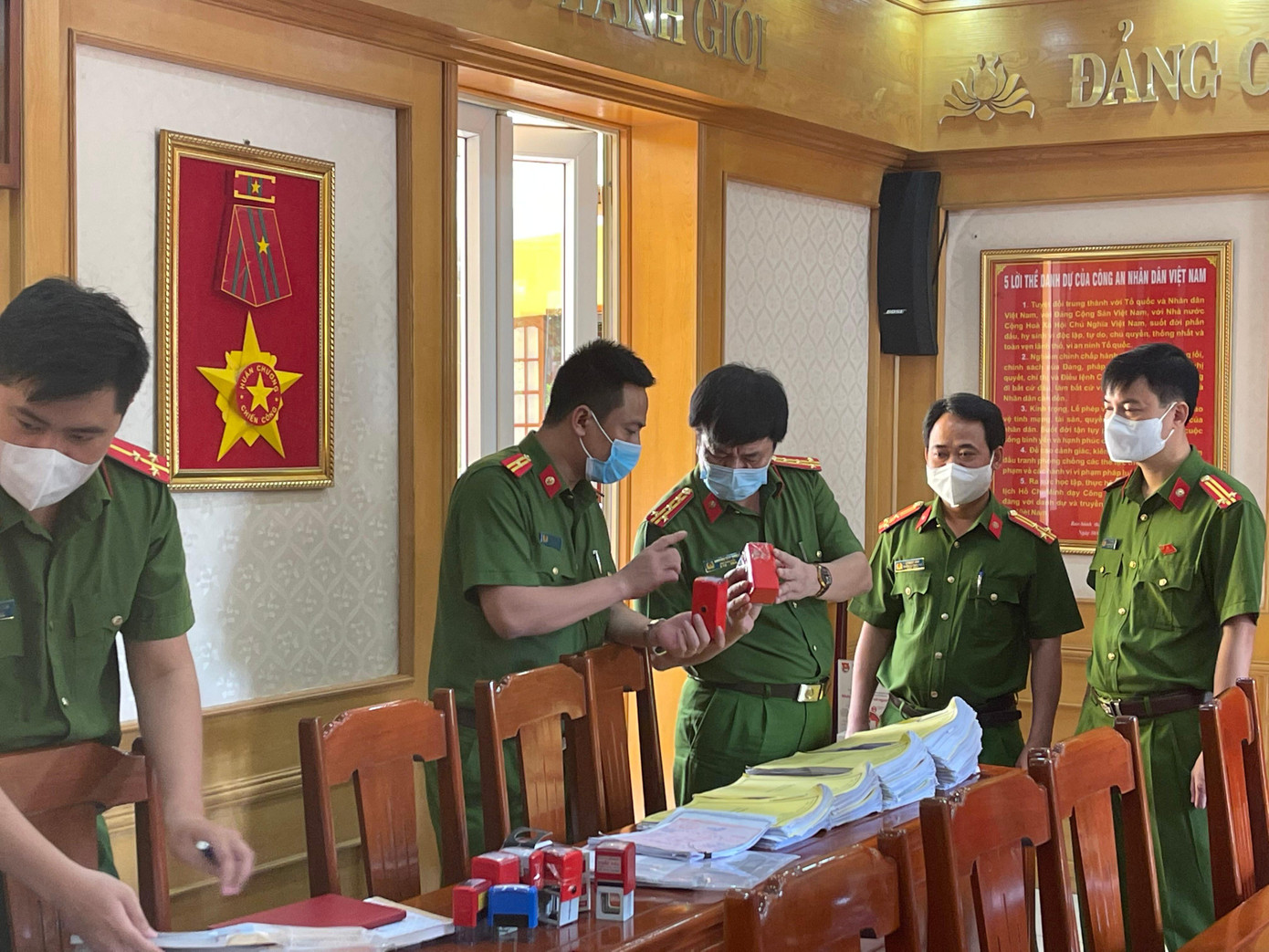 Cơ quan công an kiểm tra các tang vật Cơ quan công an kiểm tra các tang vật