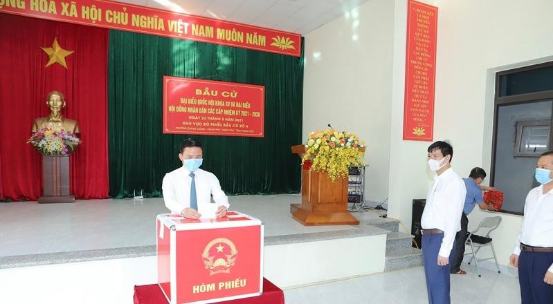 Đồng chí Đỗ Trọng Hưng, Ủy viên Trung ương Đảng, Bí thư Tỉnh ủy, Chủ tịch HĐND tỉnh, Trưởng Đoàn ĐBQH tỉnh Thanh Hóa, Trưởng Ban Chỉ đạo bầu cử tỉnh, bỏ phiếu bầu ĐBQH khóa XV và đại biểu HĐND các cấp nhiệm kỳ 2021-2026. Đồng chí Đỗ Trọng Hưng, Ủy viên Trung ương Đảng, Bí thư Tỉnh ủy, Chủ tịch HĐND tỉnh, Trưởng Đoàn ĐBQH tỉnh Thanh Hóa, Trưởng Ban Chỉ đạo bầu cử tỉnh, bỏ phiếu bầu ĐBQH khóa XV và đại biểu HĐND các cấp nhiệm kỳ 2021-2026.