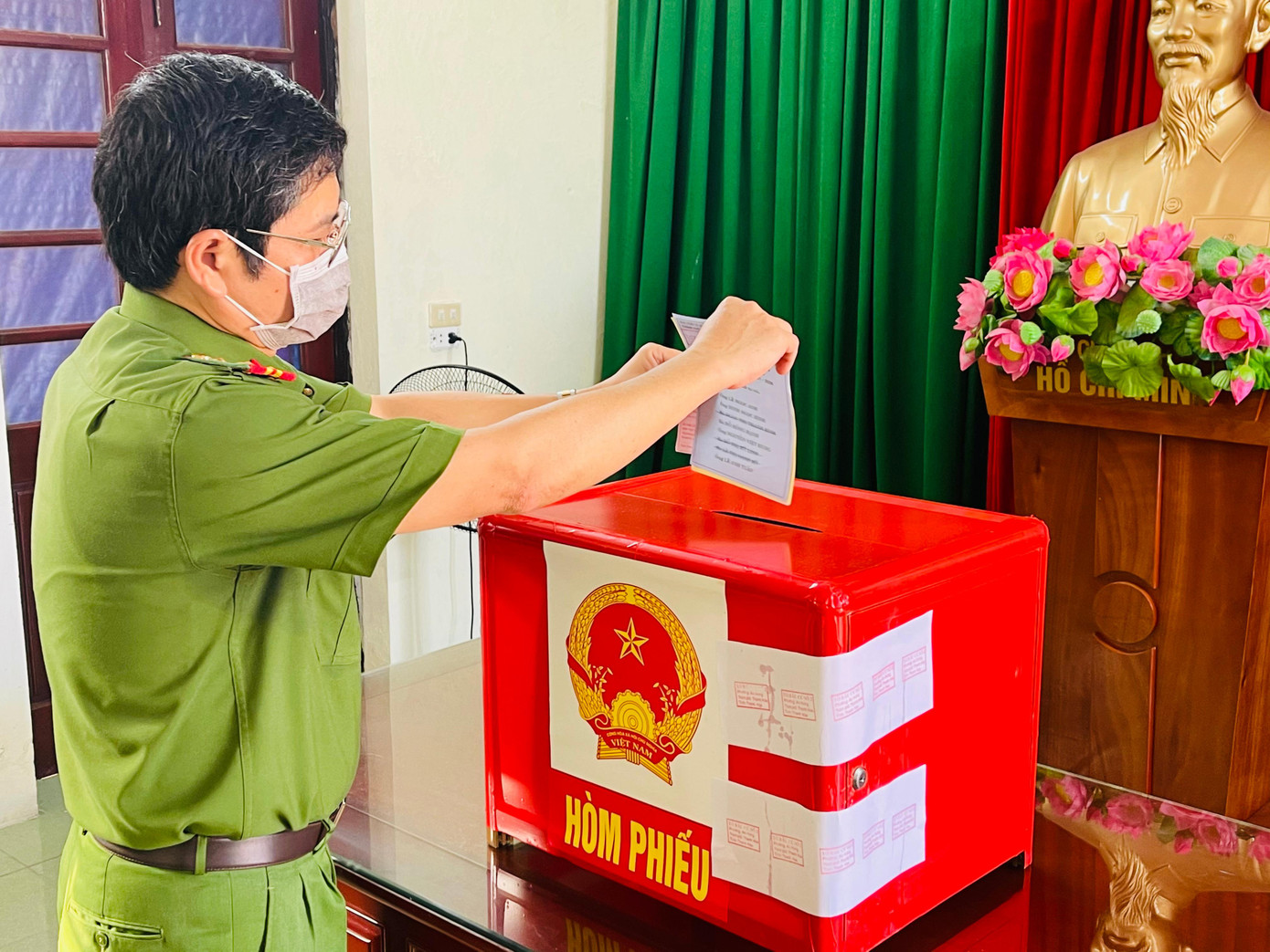 Cử tri tại Trại tạm giam Công an tỉnh Thanh Hoá tham gia bỏ phiếu