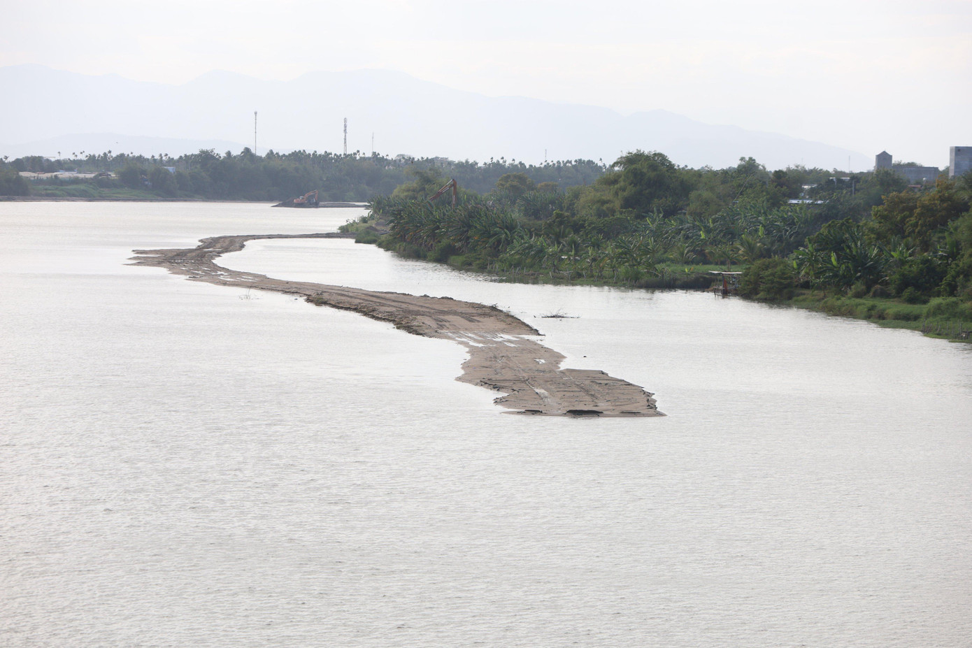 Công ty Bình Minh tự ý làm đường công vụ trên sông Dinh để khai thác cát. Ảnh LỮ HỒ.