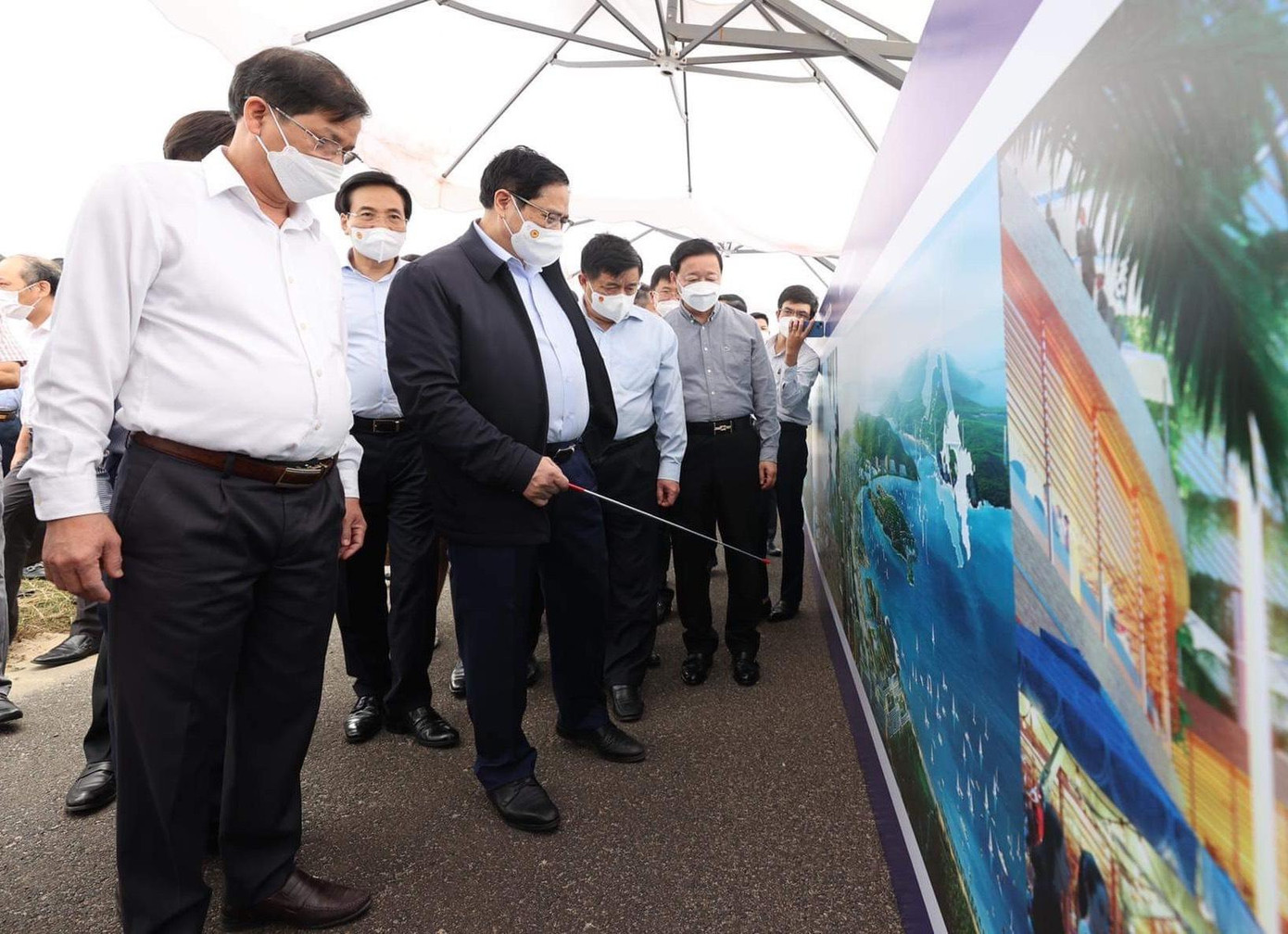 Thủ tướng Phạm Minh Chính (thứ 2 từ trái sang) làm việc với Ban quản lý Khu kinh tế Vân Phong ngày 12/3. Ảnh C.H Thủ tướng Phạm Minh Chính (thứ 2 từ trái sang) làm việc với Ban quản lý Khu kinh tế Vân Phong ngày 12/3. Ảnh C.H