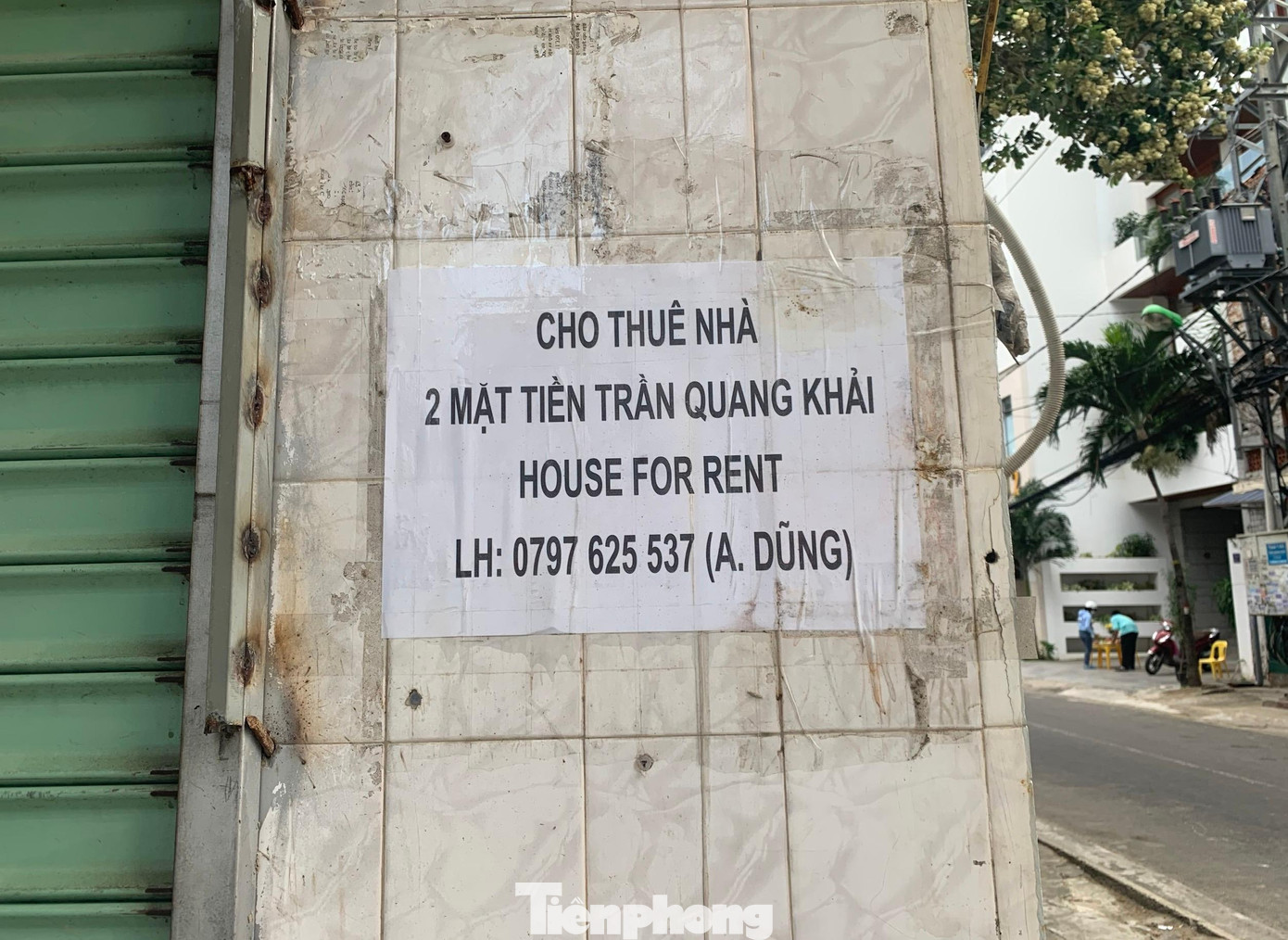 Một cửa hàng tại đường Trần Quang Khải treo biển cho thuê nhà Một cửa hàng tại đường Trần Quang Khải treo biển cho thuê nhà