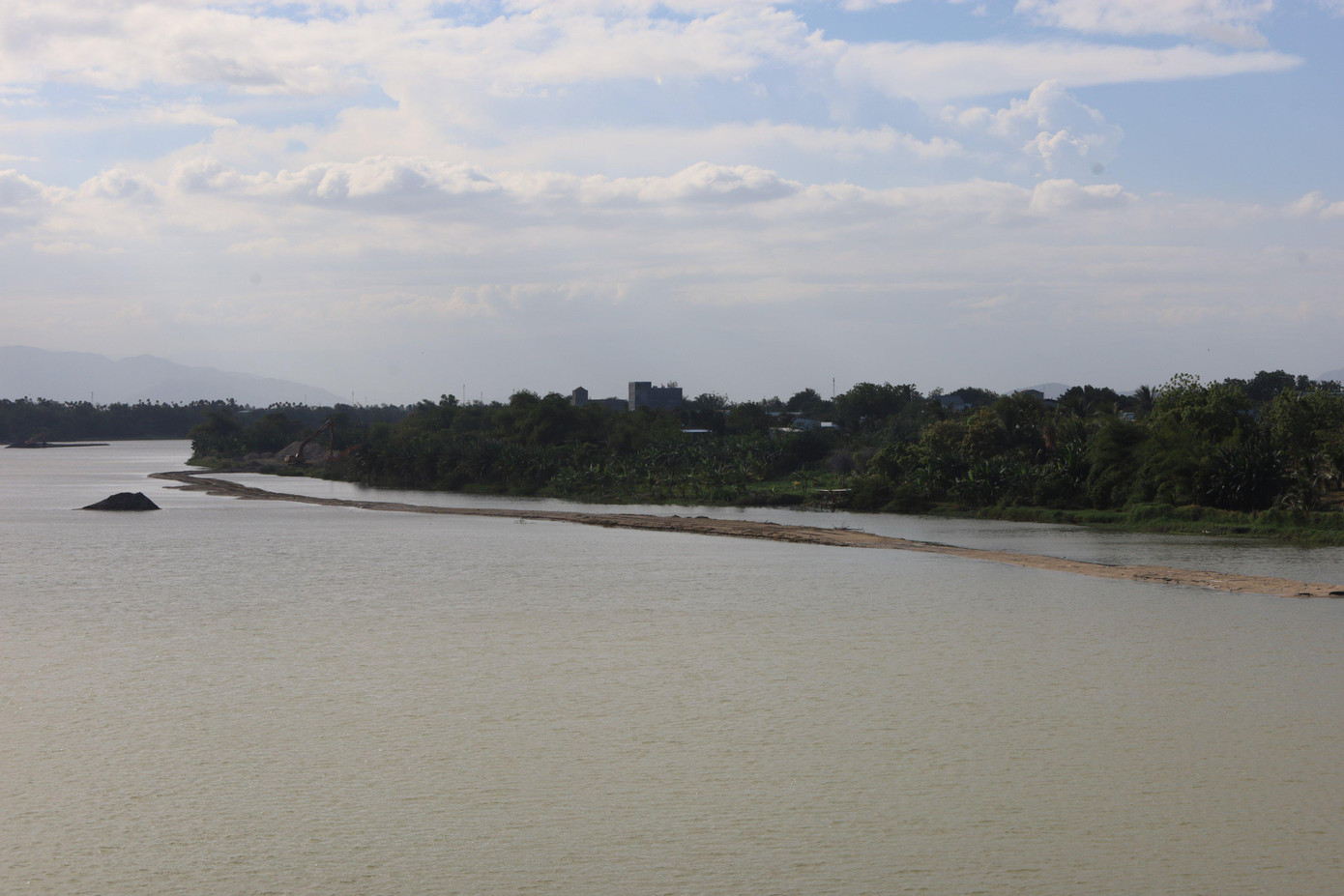 Người dân và chính quyền địa phương phản đối việc Công ty Bình Minh đắp đường khai thác cát trên sông Dinh. Ảnh L.H Người dân và chính quyền địa phương phản đối việc Công ty Bình Minh đắp đường khai thác cát trên sông Dinh. Ảnh L.H