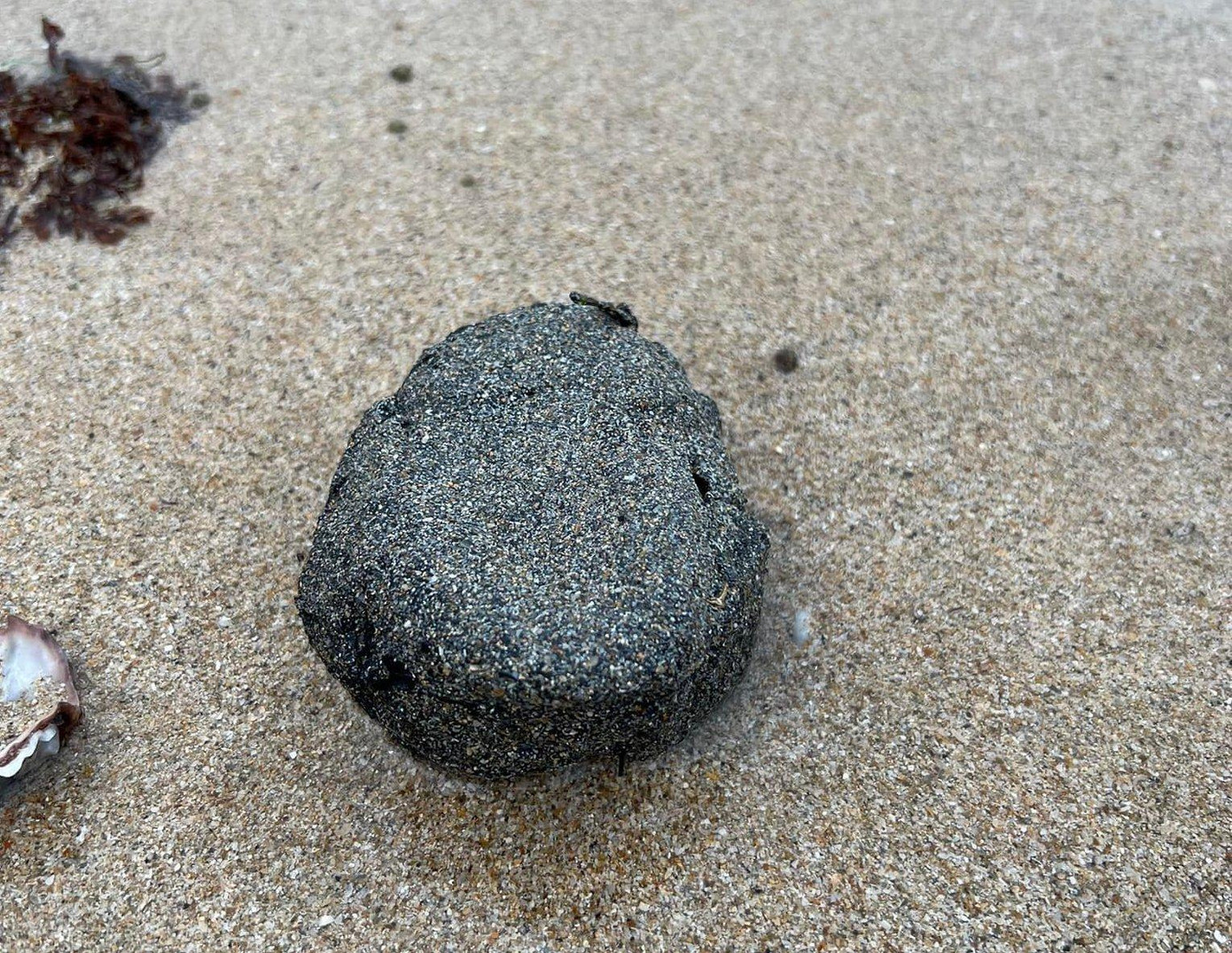 Dầu vón cục lớn tại khu vực bãi biển khu du lịch, nghỉ dưỡng Bãi Dài. Ảnh L.H Dầu vón cục lớn tại khu vực bãi biển khu du lịch, nghỉ dưỡng Bãi Dài. Ảnh L.H