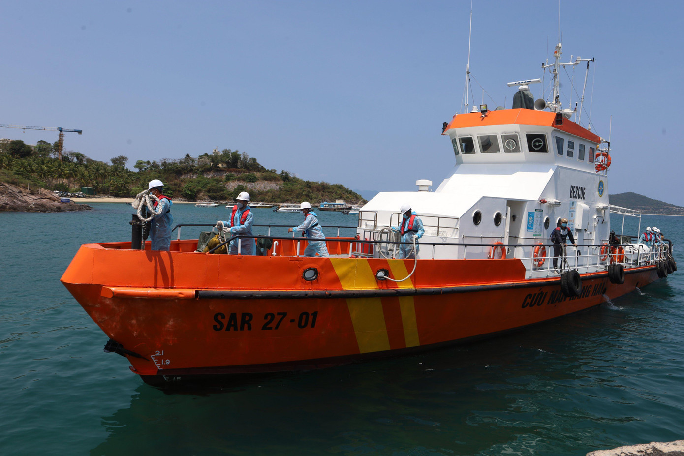 Tàu SAR 27-01 tham gia cứu nạn thuyền viên người Philippines. Ảnh T.H