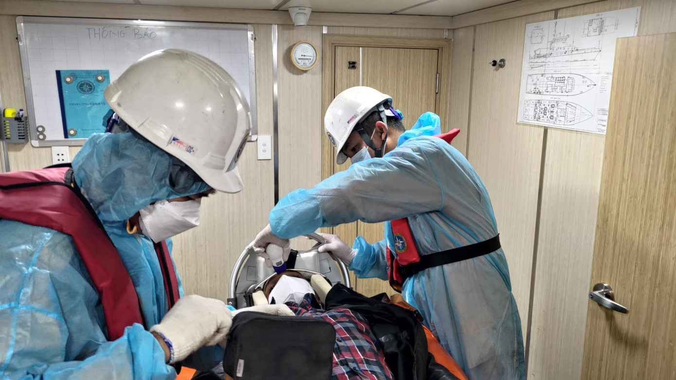 Thuyền viên Md Milon được tổ y tế sơ cứu để bảo an toàn tính mạng