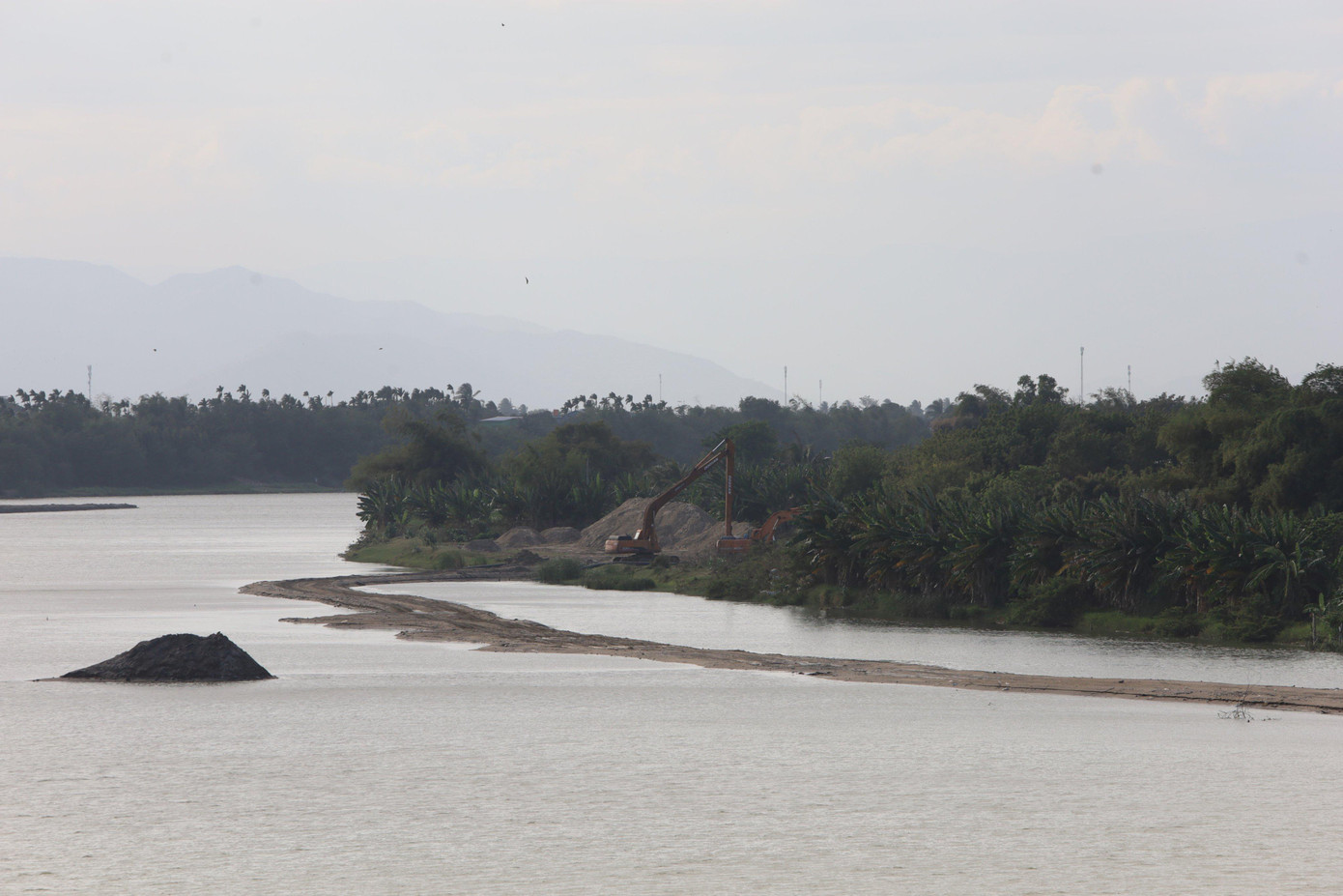 Người dân phản ánh việc đắp đường khai thác cát trên sông Dinh ảnh hưởng đến sự an toàn của cầu Đạo Long 2 và cuộc sống người dân xung quanh. Ảnh L.H