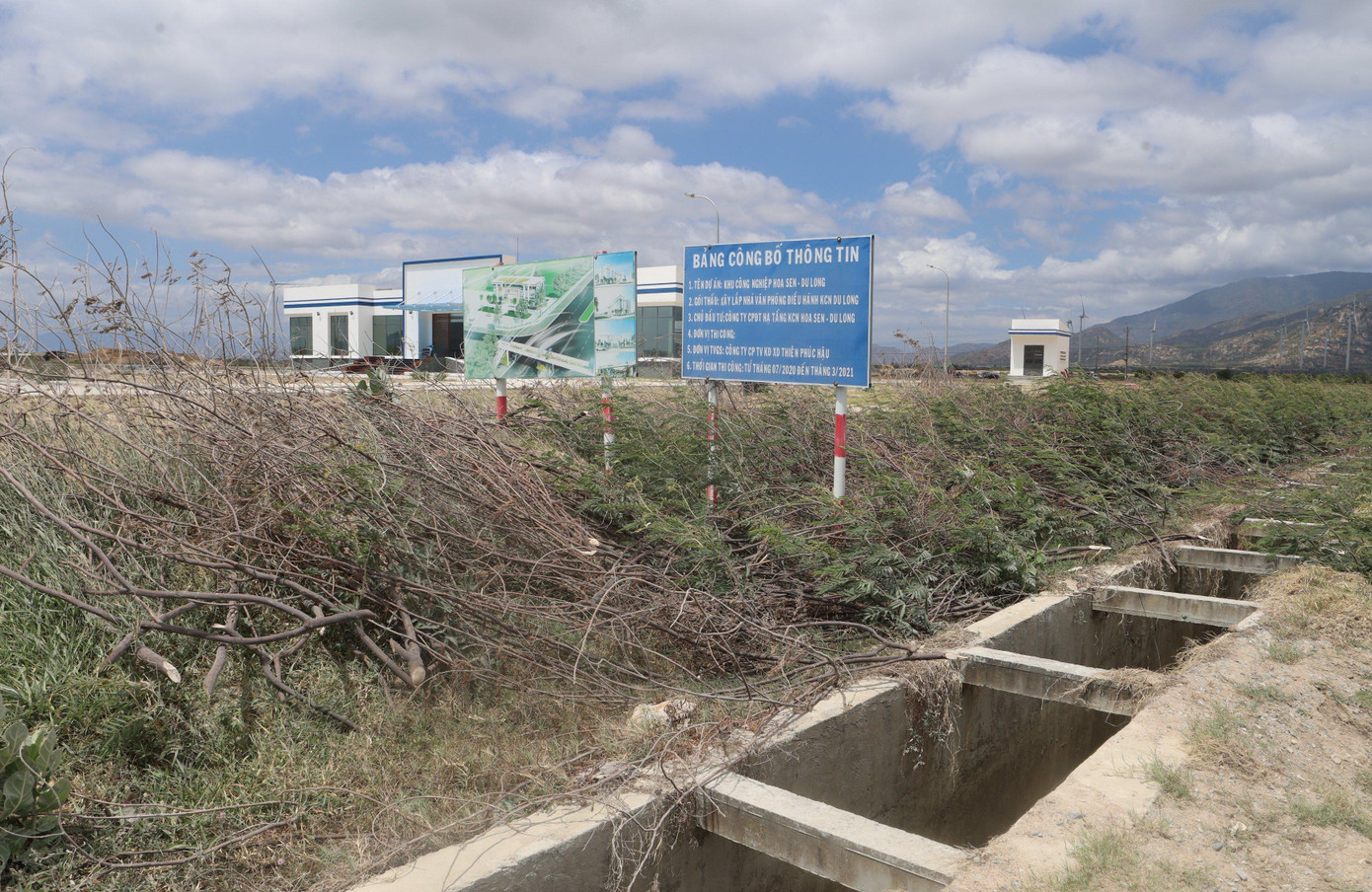 Hạ tầng KCN Du Long vẫn chưa được xây dựng hoàn thiện. Ảnh CÔNG HOAN. Hạ tầng KCN Du Long vẫn chưa được xây dựng hoàn thiện. Ảnh CÔNG HOAN.