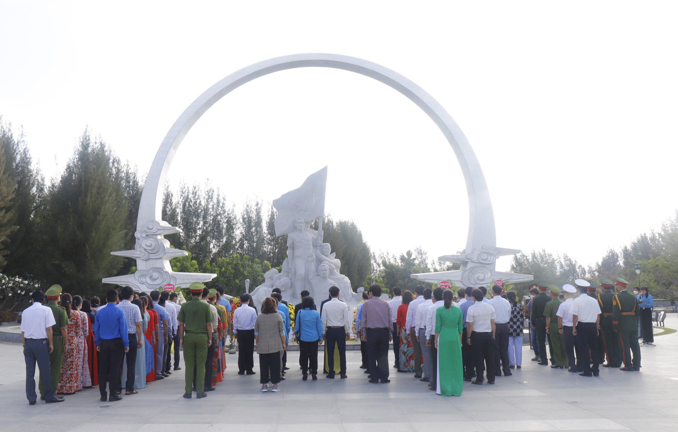 Nhiều người dân dâng hoa, dâng hương tưởng niệm chiến sĩ Gạc Ma. Ảnh: C.H Nhiều người dân dâng hoa, dâng hương tưởng niệm chiến sĩ Gạc Ma. Ảnh: C.H